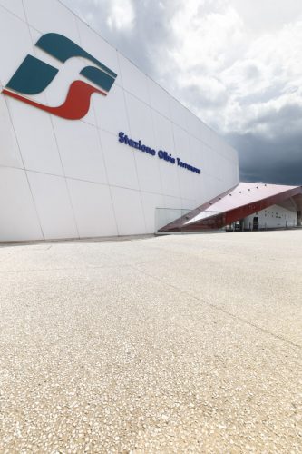 Particolare della pavimentazione dell'ingresso della stazione