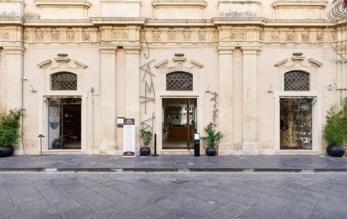 Vista frontale del negozio dalla strada