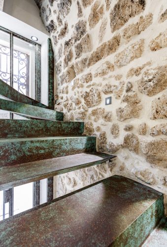 Dettaglio dell’attacco della scala alla parete storica restaurata