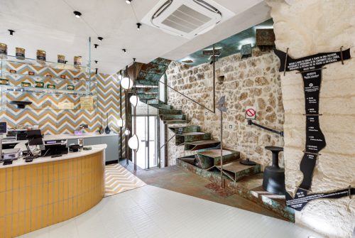 Dettaglio della scala laterale al bancone del negozio