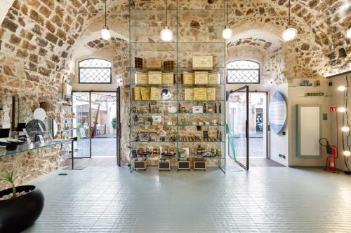 Ingresso in vetro visto dall'interno con arredo in vetro