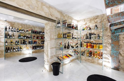 Stanze interne al negozio con arredo vetrato