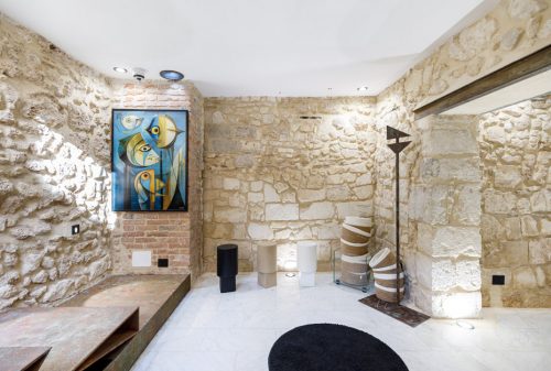 Vista frontale delle pareti restaurate del negozio