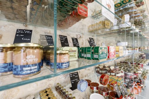 Dettaglio laterale della parete attrezzata