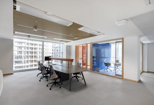 Angolo tra gli uffici con arredo