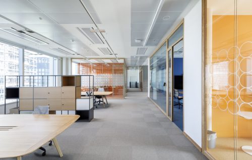 Ambienti tra gli uffici dei piani superiori