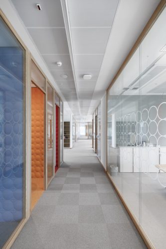 Corridoio tra gli uffici 