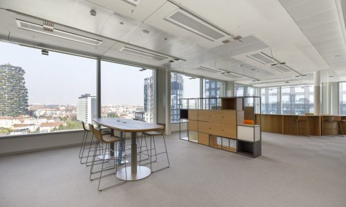 Vista panoramica su Milano dagli ultimi piani 