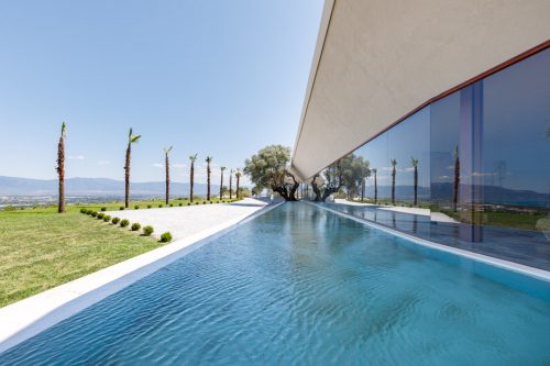 Vista esterna della struttura dalla piscina