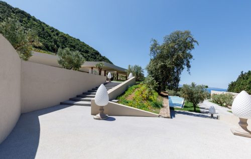 Spazio tra le scalinate e il giardino