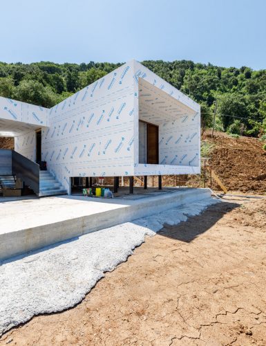 Vista esterna della villa, durante i lavori