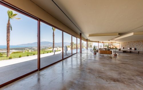 Parete vetrata del salone ricevimenti