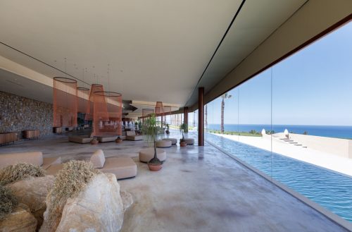 Vista piscina da dentro la struttura