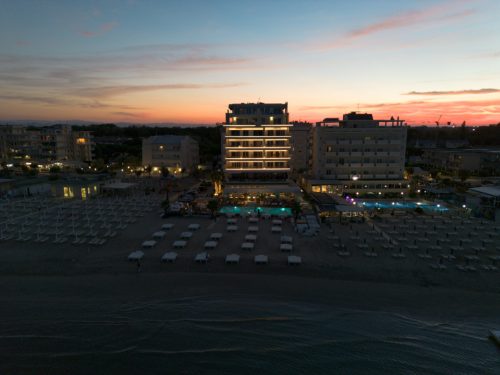 Vista aerea notturna dal mare
