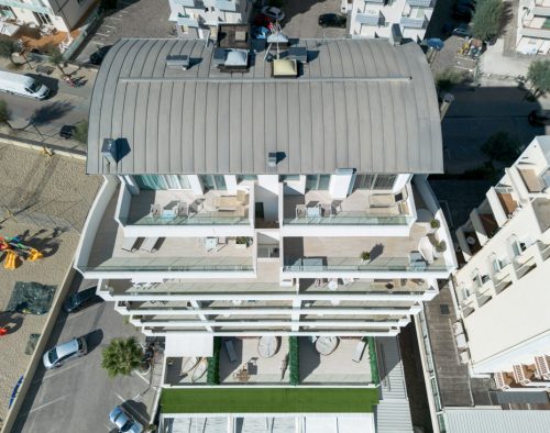 Vista aerea verso il basso delle balconate