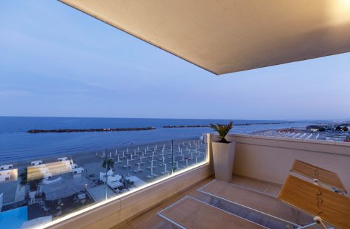 Vista notturna di una terrazza dell'hotel