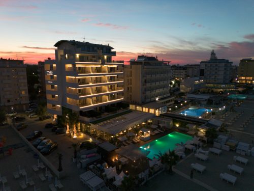 Vista aerea notturna dell'hotel