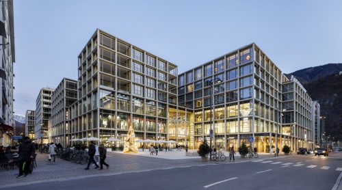 Vista esterna del complesso illuminato al tramonto