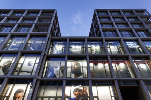 Facciata esterna illuminata di notte