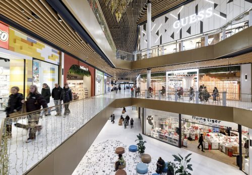 Ambiente interno al complesso con negozi