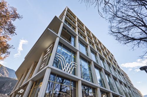 Vista esterna ad angolo del complesso